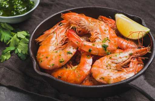 Large shrimp in a pan with lemon